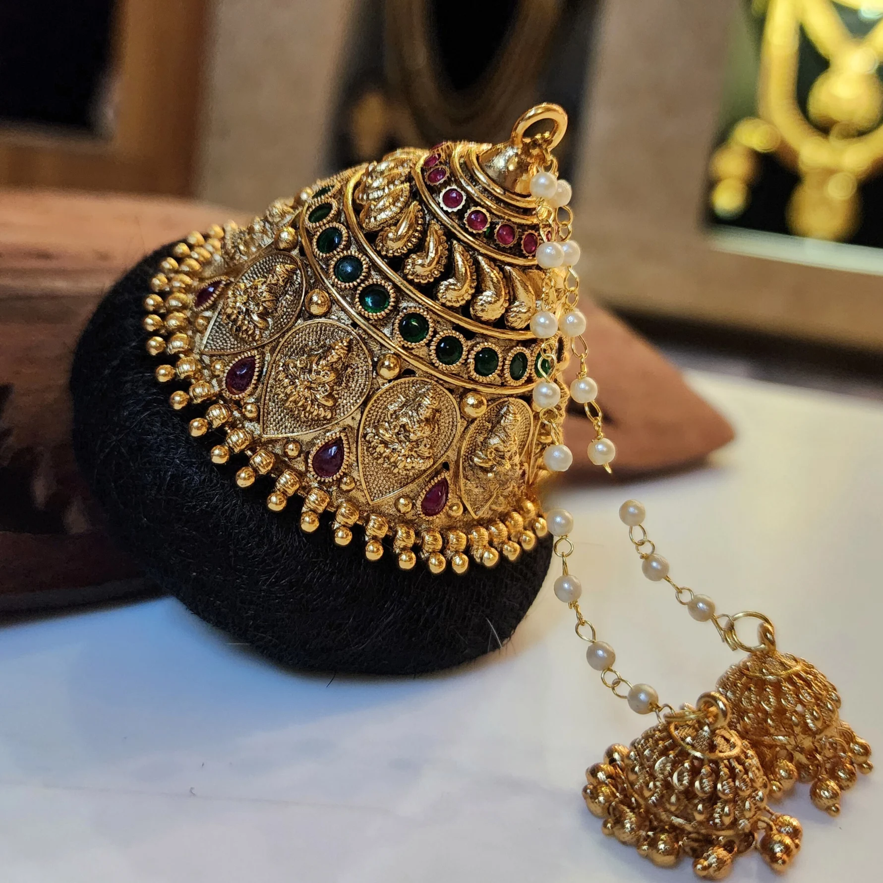 Andal Kondai Adorned (Divine Lakshmi Motifs)