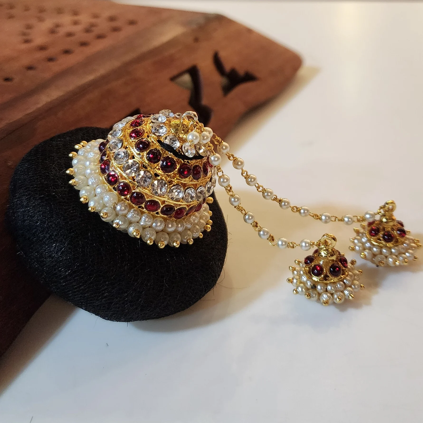 Andal Kondai (white and red stoned combination)